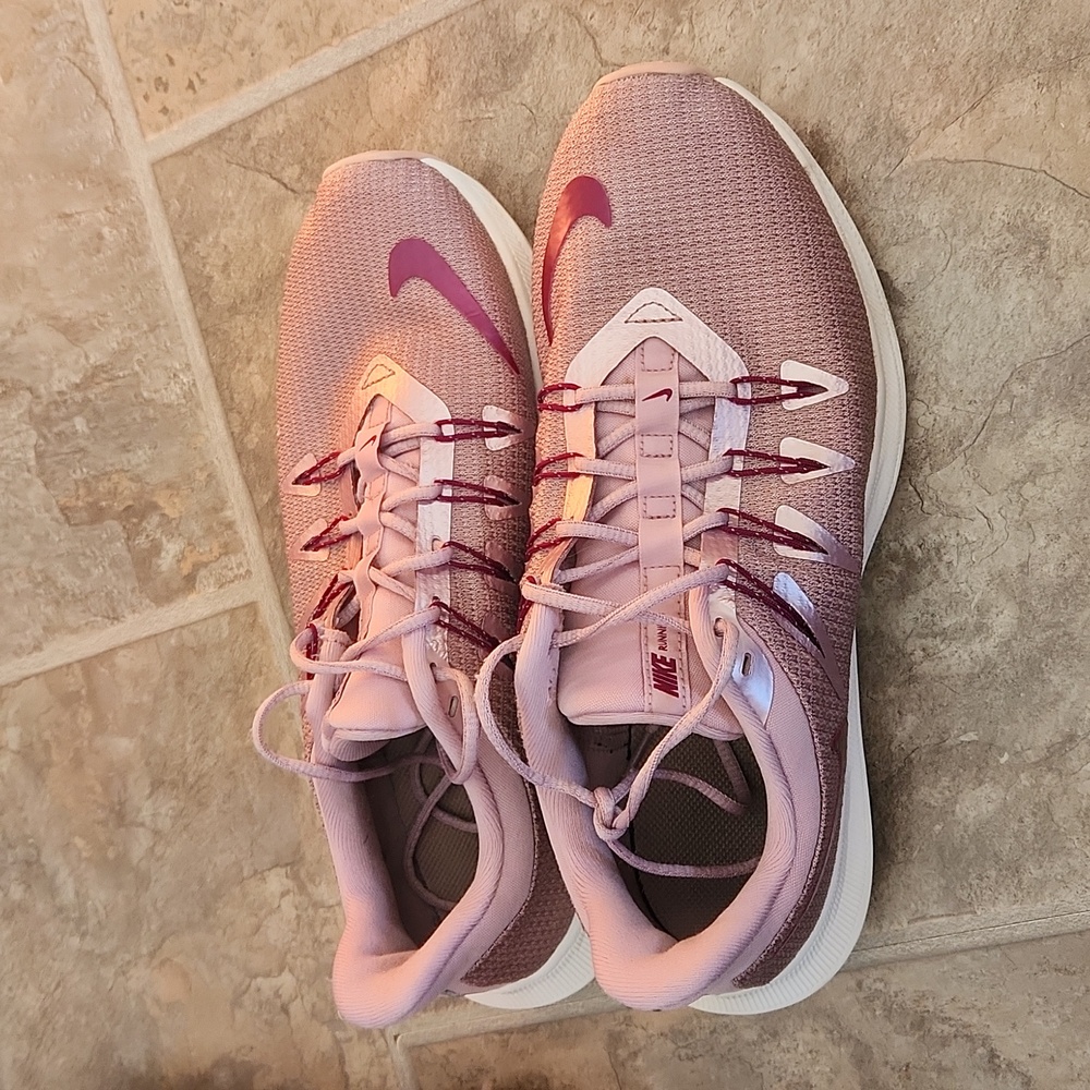 Womens nike quest shoes size 7.5 beautiful mauve and dark purple in GUC
